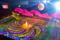 Hơn 2.000 người biểu diễn đại cảnh rực rỡ xòe Thái