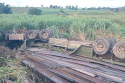 Xe đầu kéo lật ngửa trên đường Trường Sơn Đông, 2 người tử vong