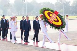 Lãnh đạo Đảng, Nhà nước và các đại biểu Quốc hội vào Lăng viếng Chủ tịch Hồ Chí Minh trước Kỳ họp thứ 2