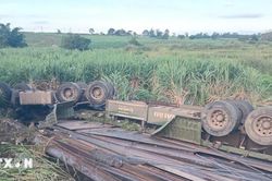 Đắk Lắk: Lật xe ôtô đầu kéo trong đêm khiến 2 người tử vong