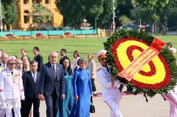Tổng thống Thụy Sĩ và Phu nhân vào Lăng viếng Chủ tịch Hồ Chí Minh
