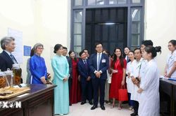 Phu nhân Tổng Bí thư, Chủ tịch nước và Phu nhân Tổng thống Thụy Sĩ thăm Trường Đại học Dược Hà Nội