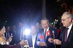 Tổng Bí thư, Chủ tịch nước Tô Lâm và Phu nhân cùng Tổng thống Thụy Sĩ và Phu nhân dạo phố đi bộ hồ Hoàn Kiếm