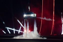 Tesla hé lộ siêu xe biết bay
