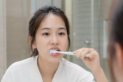 Đ&aacute;nh răng ngay sau khi ăn c&oacute; tốt kh&ocirc;ng?