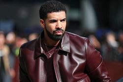 Drake bị kiện