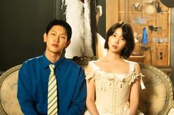 Crush tung poster cùng IU, hé lộ màn hợp tác đáng mong chờ