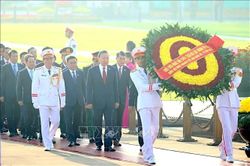 Đoàn đại biểu Quốc hội vào Lăng viếng Chủ tịch Hồ Chí Minh