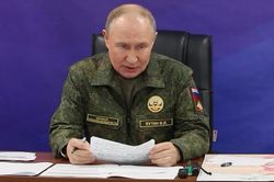 Nga thiết lập v&ugrave;ng an ninh dọc bi&ecirc;n giới Ukraine, tuy&ecirc;n bố kh&ocirc;ng đưa v&agrave;o đ&agrave;m ph&aacute;n