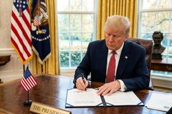 Ông Trump ký sắc lệnh bãi bỏ lệnh trừng phạt Nga