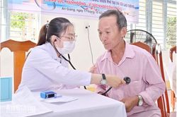 Kh&aacute;m bệnh, ph&aacute;t thuốc miễn ph&iacute; cho 200 người d&acirc;n x&atilde; C&ugrave; Lao Gi&ecirc;ng
