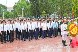 Đo&agrave;n đại biểu tham dự Hội thảo khoa học &ldquo;Sự kiện vịnh Cam Ranh th&aacute;ng 10 năm 1946 trong h&agrave;nh tr&igrave;nh Chủ tịch Hồ Ch&iacute; Minh đấu tranh thực hiện kh&aacute;t vọng h&ograve;a b&igrave;nh v&agrave; độc lập d&acirc;n tộc&rdquo; d&acirc;ng hương, d&acirc;ng hoa tại Tượng đ&agrave;i B&aacute;c Hồ