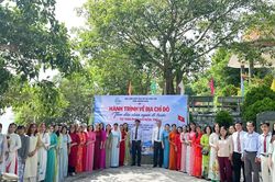 Hội Li&ecirc;n hiệp Phụ nữ x&atilde; H&ograve;a Tr&iacute; tổ chức h&agrave;nh tr&igrave;nh về địa chỉ đỏ