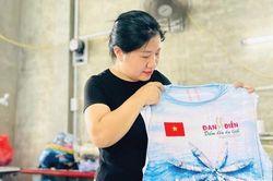 Cử nhân sư phạm bén duyên với xưởng may