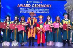 Học viện T&agrave;i ch&iacute;nh: Viện Đ&agrave;o tạo quốc tế trao bằng thạc sĩ v&agrave; cử nh&acirc;n cho c&aacute;c học vi&ecirc;n