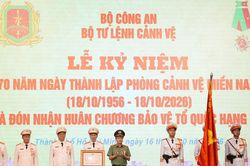 Phòng Cảnh vệ miền Nam đón nhận Huân chương Bảo vệ Tổ quốc hạng Nhì nhân kỷ niệm 70 năm thành lập