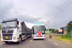 Tài xế xe khách vượt ẩu bị phạt 5 triệu đồng, trừ 2 điểm giấy phép lái xe