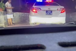 Cảnh s&aacute;t giao th&ocirc;ng kịp thời dẫn đường đưa người đi cấp cứu