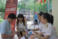 Thuế cơ sở 1 hỗ trợ người dân phường Nùng Trí Cao nộp thuế điện tử