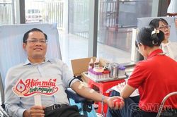 Phó Chủ tịch UBND tỉnh Ngô Vũ Thăng cùng gần 400 cán bộ tham gia hiến máu tình nguyện