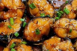 Loại cá có lớp da nhớt, nhiều người chê bẩn không mua: Chợ Việt bán quanh năm, đem kho với thứ quả quen thuộc ngon bất ngờ