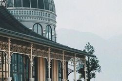 Việt Nam có một 'cung điện' nằm ở độ cao 1.600 m, 3 năm liên tiếp được vinh danh 'biểu tượng hàng đầu thế giới', du khách ngỡ lạc giữa trời Âu