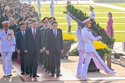 Lãnh đạo Đảng, Nhà nước, đại biểu Quốc hội vào Lăng viếng Chủ tịch Hồ Chí Minh