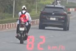 Học sinh chạy xe m&aacute;y 82 km/h, quay đầu bỏ chạy khi gặp CSGT