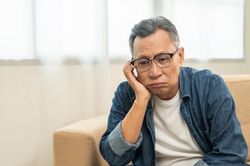 Sốc nghỉ hưu: Buổi sáng trước đây cả chục người chào, nay chỉ có vợ hỏi ăn gì