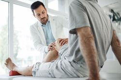 Giải pháp mới thay thế phẫu thuật giúp giảm đau do thoái hóa khớp tới 1 năm