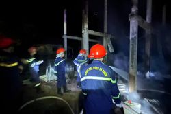 Hiện trường ng&ocirc;i nh&agrave; s&agrave;n bị ch&aacute;y rụi trong đ&ecirc;m ở Quảng Trị
