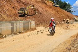 Dời khối đất đá khổng lồ tại quả đồi nứt để cứu đường huyết mạch ở Huế