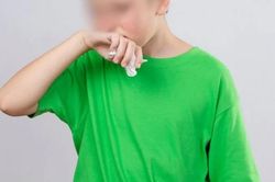 Nửa năm khò khè, khó nuốt, bé trai được phát hiện dị vật mắc sâu trong cổ