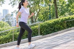 Đi bộ để giảm c&acirc;n: 5 b&iacute; quyết gi&uacute;p đốt ch&aacute;y calo nhiều hơn