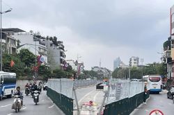 R&agrave;o chắn, hạn chế một loạt phương tiện tr&ecirc;n đường Nghi T&agrave;m, &Acirc;u Cơ để thi c&ocirc;ng cầu Tứ Li&ecirc;n
