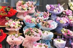 Thị trường hoa tươi Hà Nội nhộn nhịp trước thềm lễ 20/10