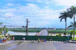 Quảng Ng&atilde;i: Đ&oacute;ng cầu Tr&agrave; Kh&uacute;c 1 cũ, người d&acirc;n đi lại thế n&agrave;o?