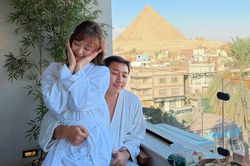 Nơi ăn s&aacute;ng nh&igrave;n ra kim tự th&aacute;p Ai Cập của Trấn Th&agrave;nh - Hari Won