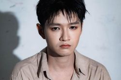 Ca sĩ ngất xỉu, thở oxy sau concert c&oacute; 33 anh t&agrave;i