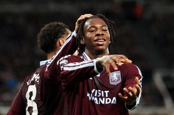 T&agrave;i năng 60 triệu bảng g&acirc;y sốt Premier League