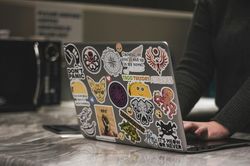 Sai lầm khi d&aacute;n sticker l&ecirc;n laptop