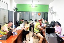 Xử phạt 6 phụ nữ ngồi giữa đường đ&egrave;o Hải V&acirc;n chụp ảnh