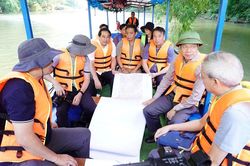 Thứ trưởng Bộ VHTTDL Hoàng Đạo Cương khảo sát thực tế hồ Ba Bể