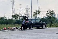 Nghệ An:C&ocirc;ng an l&agrave;m việc với người đ&agrave;n &ocirc;ng l&aacute;i &ocirc; t&ocirc; bỏ r&aacute;c b&ecirc;n đường