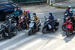 Thời tiết ng&agrave;y 18/10: Bắc Bộ nắng, Nam Bộ mưa to v&agrave;o chiều tối