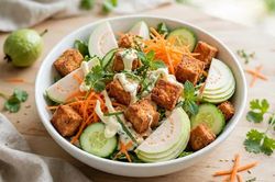 Quả ổi giàu vitamin C, gợi ý công thức món salad giòn ngon