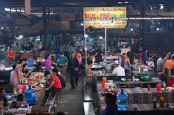 Xuống chợ phiên ăn phở