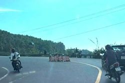 Xử phạt nh&oacute;m phụ nữ ngồi giữa đường ở đ&egrave;o Hải V&acirc;n để chụp ảnh