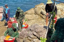 Bộ đội bi&ecirc;n ph&ograve;ng đảo H&ograve;n Chuối gi&uacute;p d&acirc;n chuyển nh&agrave; tr&aacute;nh s&oacute;ng gi&oacute;