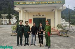 Đồn Bi&ecirc;n ph&ograve;ng Sơn Vĩ tiếp nhận 2 khẩu s&uacute;ng tự chế do người d&acirc;n tự nguyện giao nộp